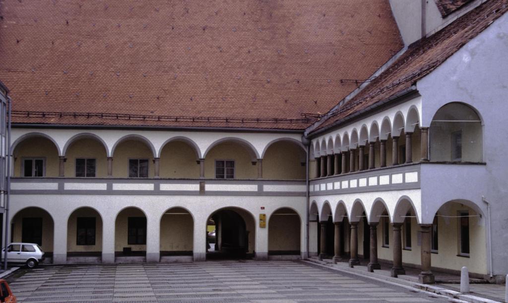 Marburg [slow. Maribor]: Rathaus Innenhof (1990)