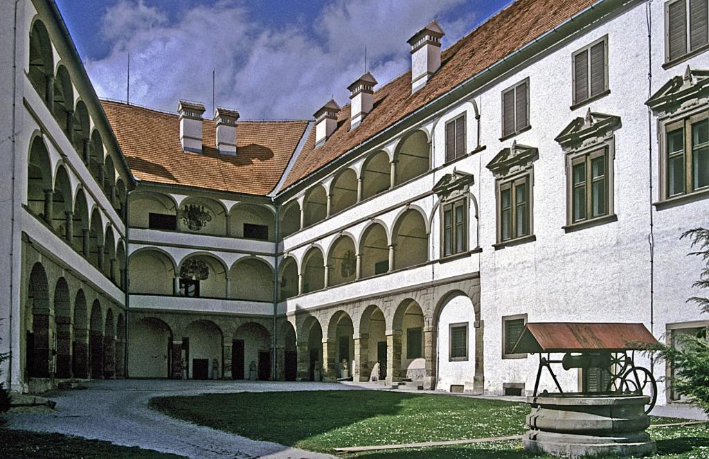 Pettau [slow. Ptuj]: Schloss Arkadenhof (1990)