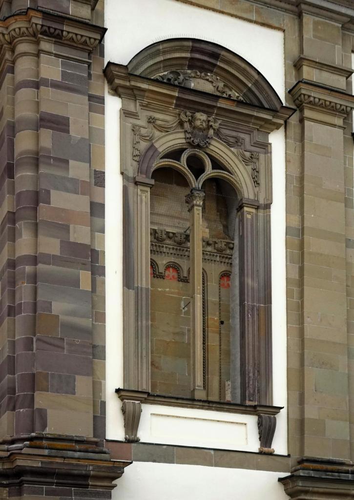Kloster Großcomburg: Kirche - Sichtbarkeit des alten Kirchturms im Fenster (2024)