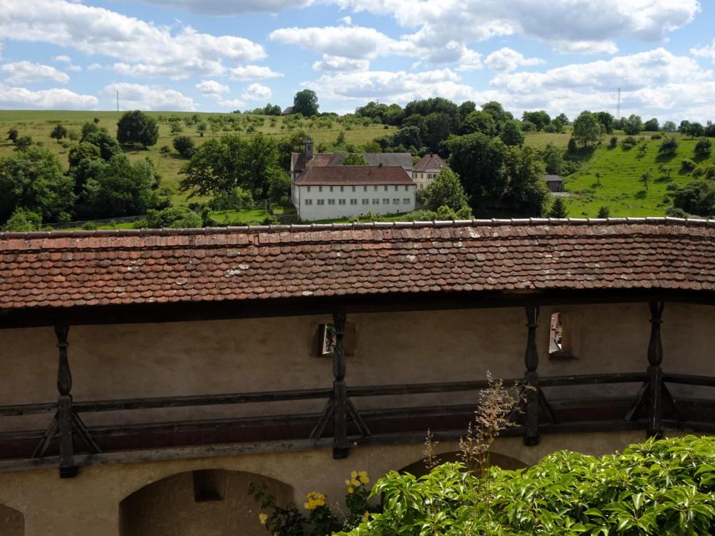 Kloster Großcomburg: Wehrgang, hinten Kleincomburg (2024)