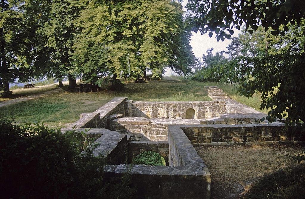 Hohenstaufen: spärlicher Rest der im Bauernkrieg zerstörten Burg (1990)