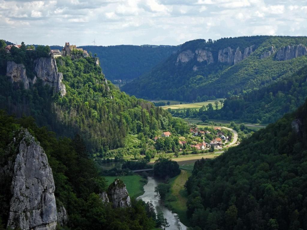 Eichfelsen: Blick nach Osten ins Donautal - links Burg Werenwag (2024)
