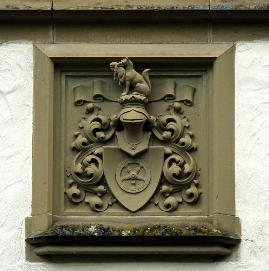 Jagsthausen: Götzenburg Wappen am Torturm (2024)