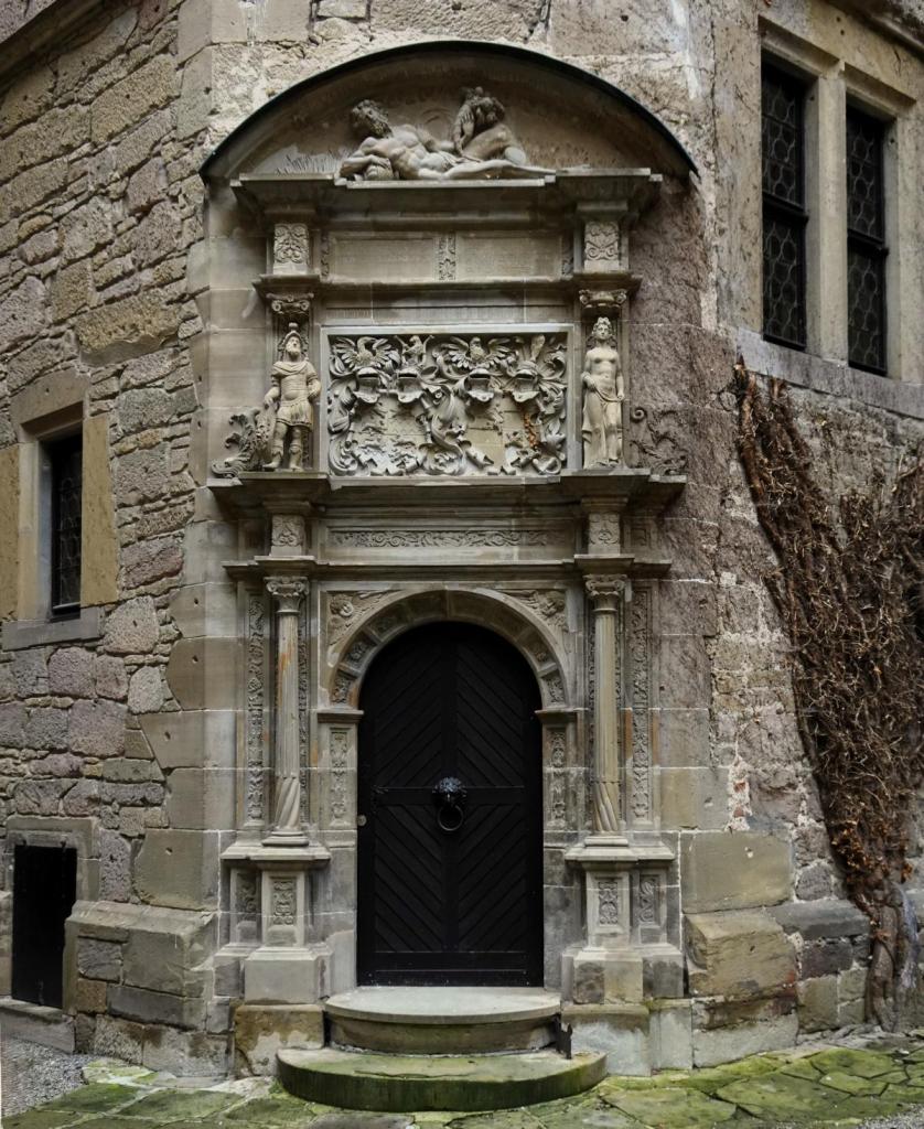 Neuenstein: Schloss Portal im Innenhof (2024)