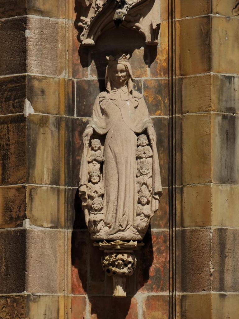 Schwäbisch Gmünd: Heiligkreuzmünster Schutzmantelmadonna am südlichen Chorportal (2024)