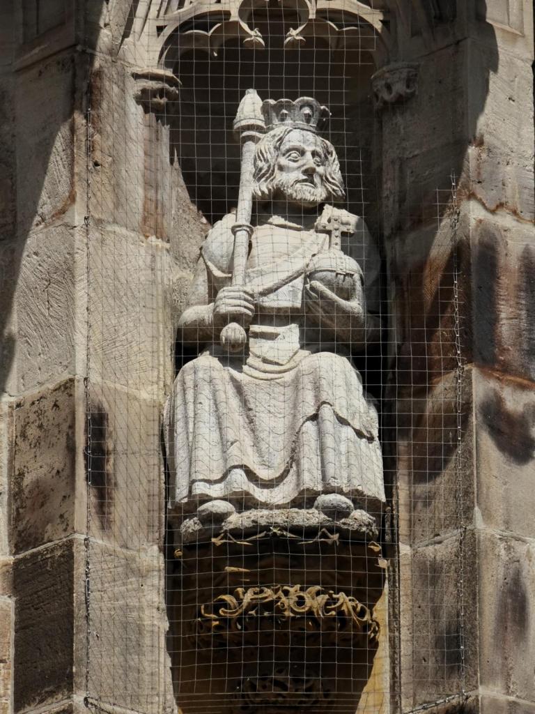 Schwäbisch Gmünd: Heiligkreuzmünster Statue eines Kaisers [evtl. Karl IV.] am südlichen Chorportal (2024)