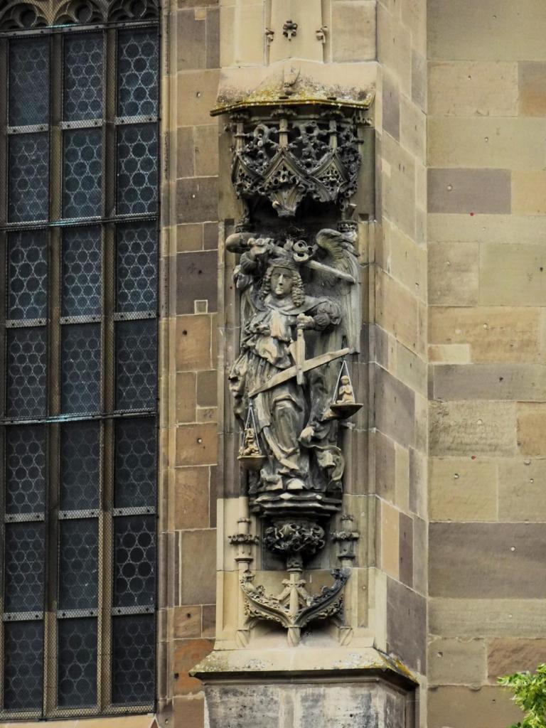 Schwäbisch Hall: Michaelskirche Statue des Michael als Seelenwäger (2024)