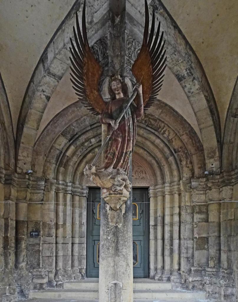 Schwäbisch Hall: Michaelskirche Turmhalle mit Michaelsfigur und Westportal (2024)