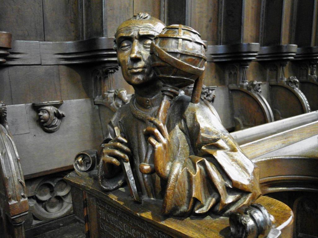 Ulm: Münster Chorgestühl Nordseite Büste von Ptolemäus mit der Weltkuge (2016)