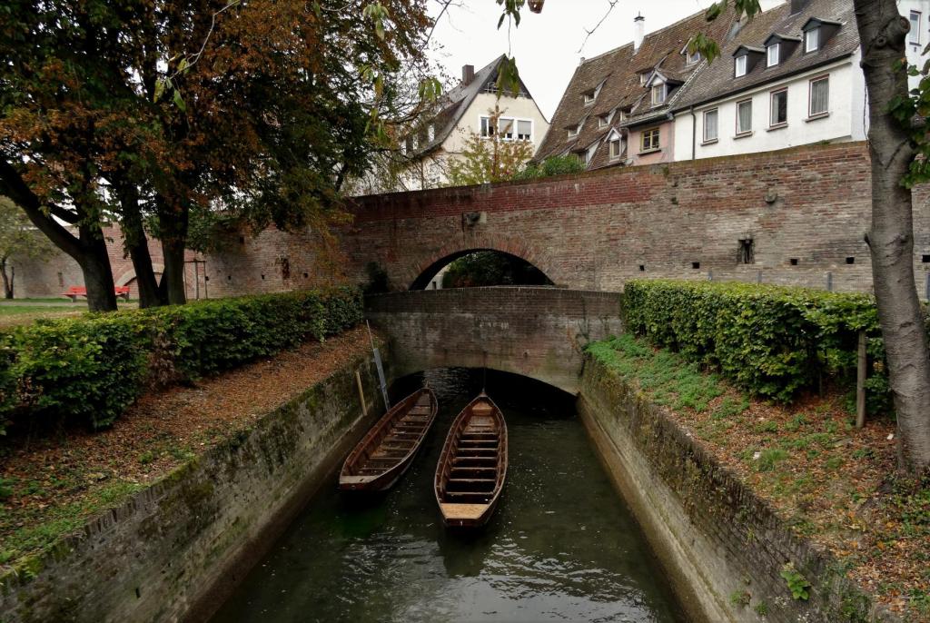 Ulm: Stadtmauer an der Donau und Fluss Blau (2016)
