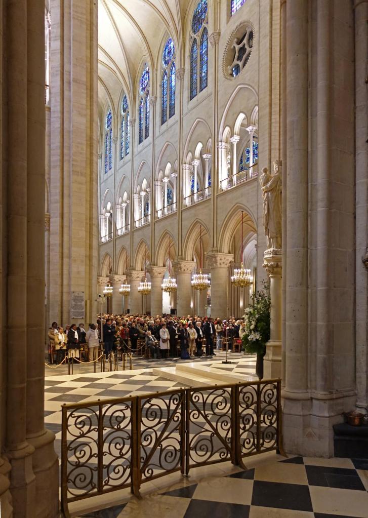 Paris: Notre Dame Blick aus dem Chorumgang zum Mittelschiff (2025)