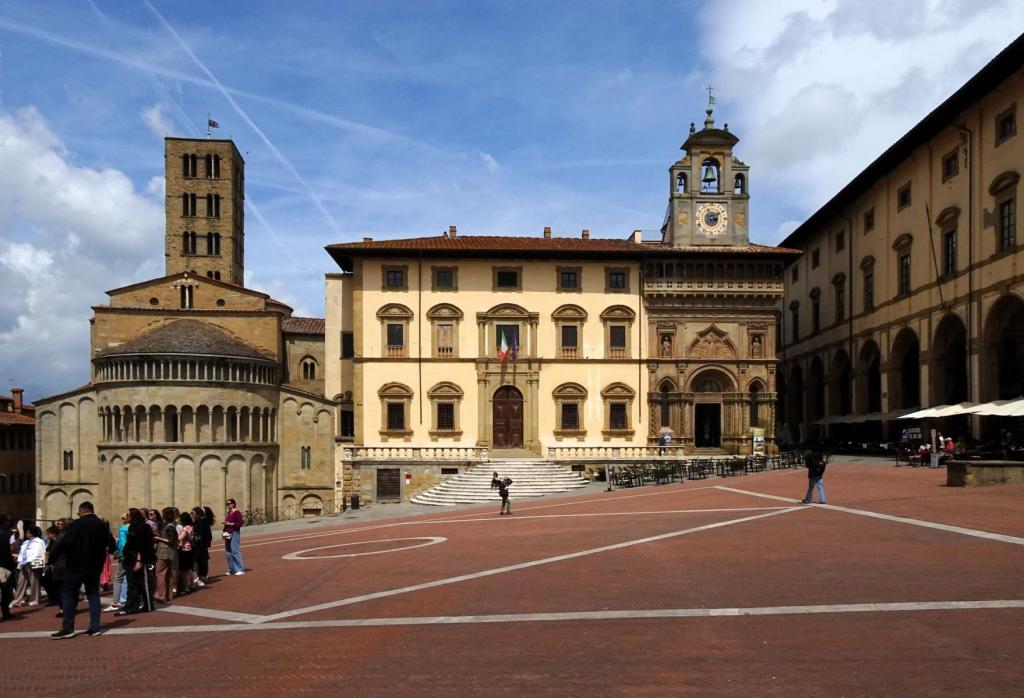 Arezzo Pieve - Palast der Laienbruderschaft [Palazzo della Fraternita dei Laici] - Vasari-Loggia (2025)