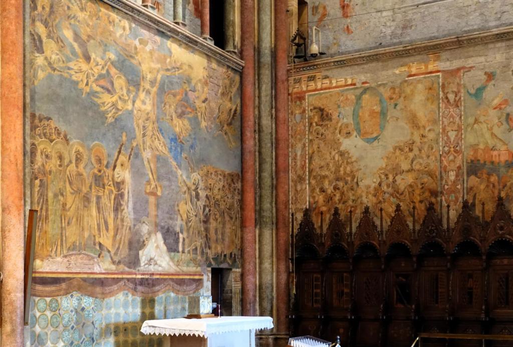 Assisi: Franziskusbasilika - Oberkirche linker Querarm [links Kreuzigung von Cimabue] (2025)