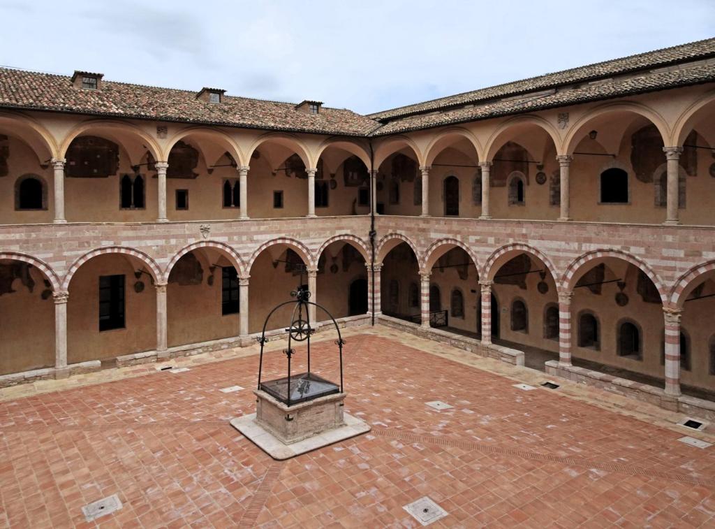 Assisi: Franziskusbasilika Kreuzgang (2025)