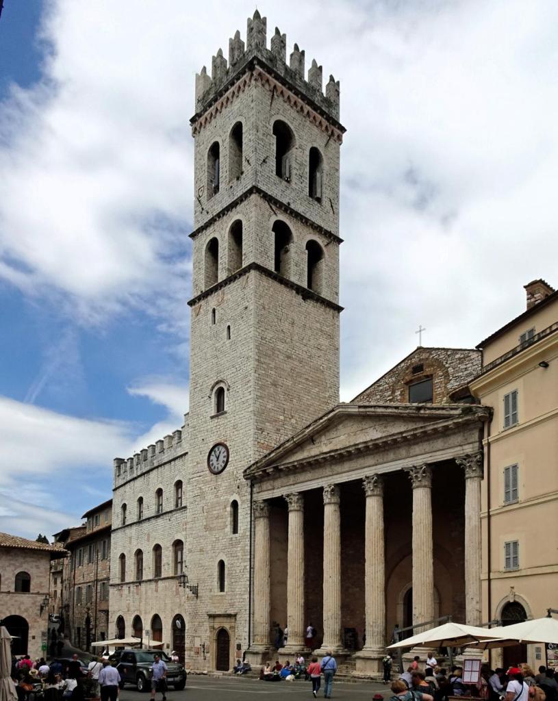 Assisi: Palast des Führers des Volkes [Palazzo del Capitano del Popolo] mit Volksturm [Torre del Popolo] und Minervatempel (2025)