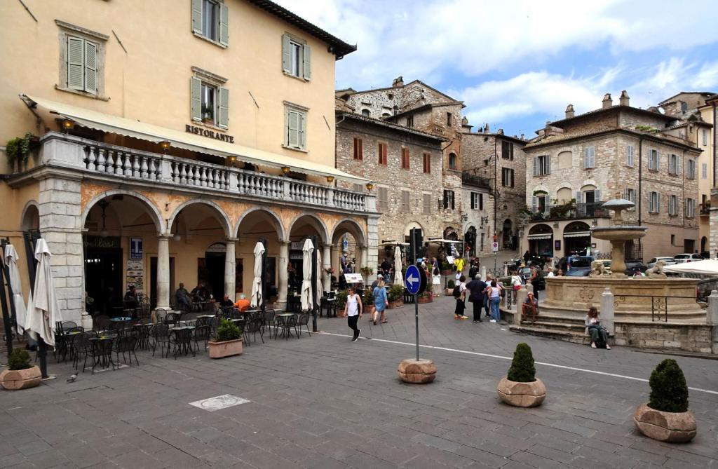Assisi: Marktplatz [Piazza del Comune], rechts Marktbrunnen (2025)