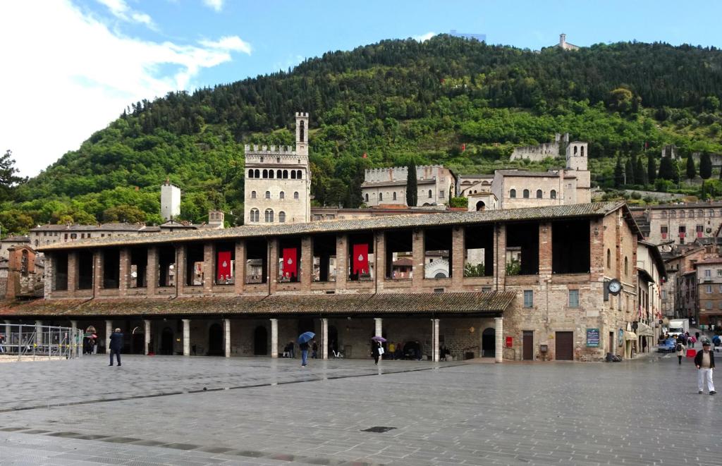 Gubbio: Loggia der Wollweberzunft, darüber Palast der Konsuln, Herzogspalast, Prätorenpalast, Dom (2025)
