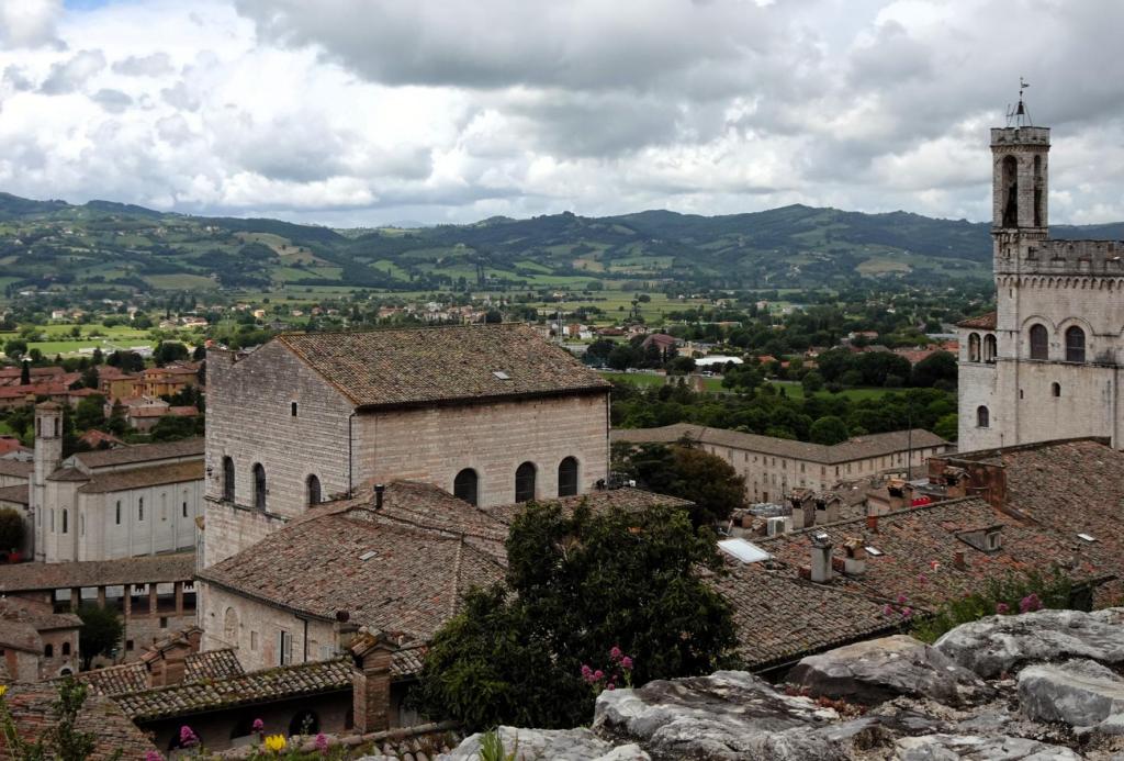 Gubbio: Franziskuskirche - Prätorenpalast - Palast der Konsuln [Blick vom Dom] (2025)