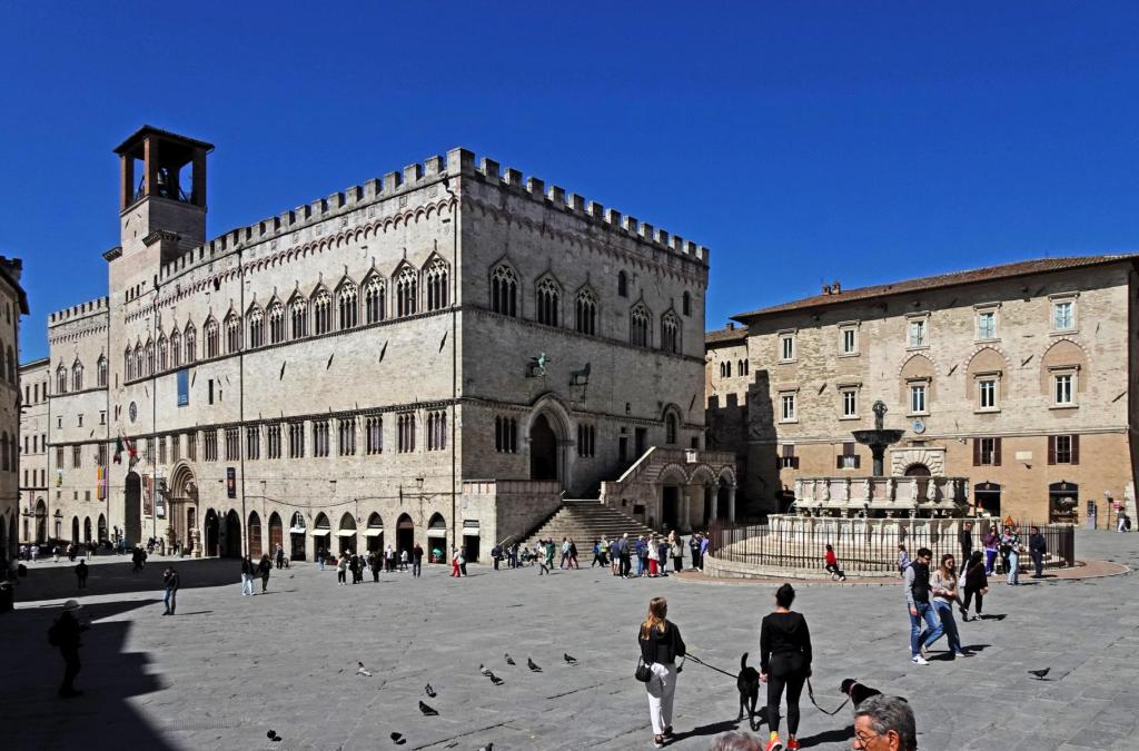 Perugia: Priorenpalast und Großer Brunnen, dahinter Erzbischöflicher Palast (2025)