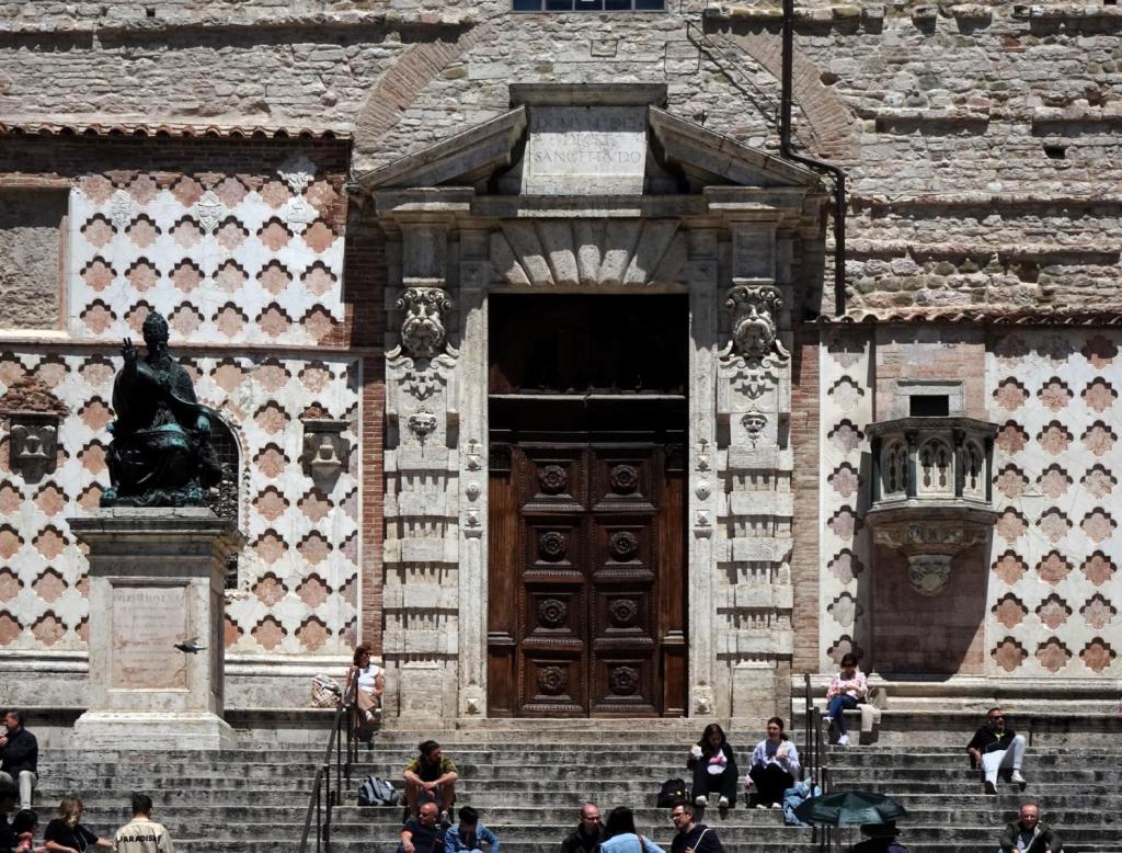 Perugia: Dom Seitenportal, Papststatue, Außenkanzel (2025)