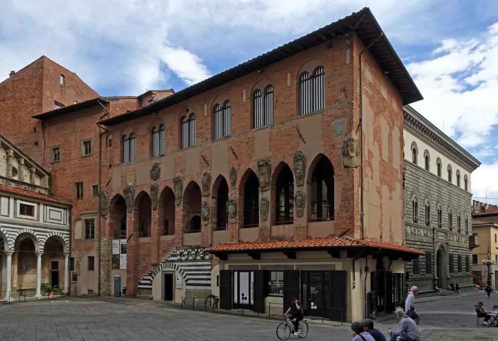 Pistoia: Bischofspalast, rechts Palazzo Azzolini = Sparkassengebäude (2025)