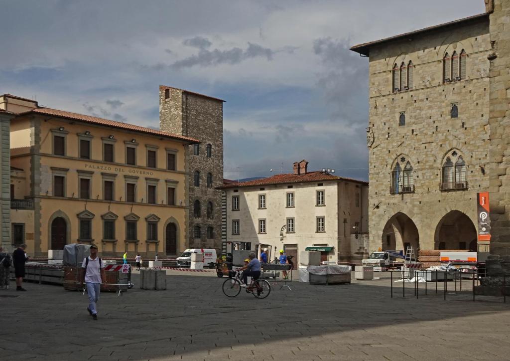 Pistoia: Catilina-Turm, rechts Rathaus (2025)