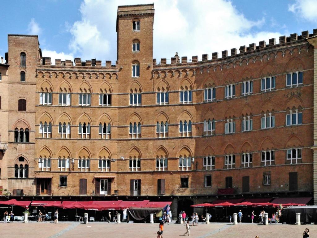 Siena: Piazza del Campo, Palazzo Sansedoni (2017)