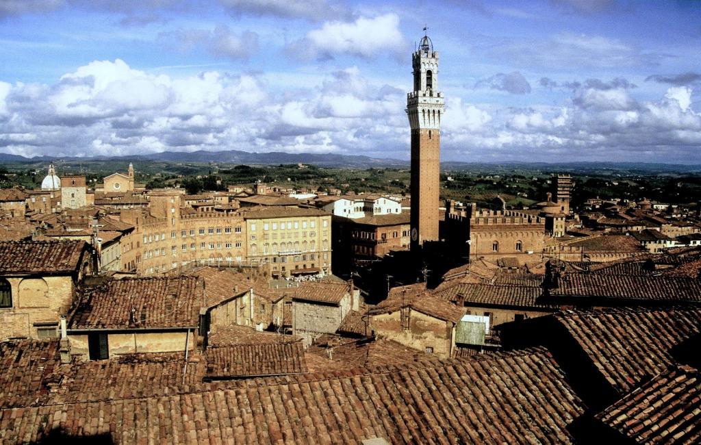 Siena: Blick vom Neuen Dom [Duomo Nuovo] zur Piazza di Campo (1991)