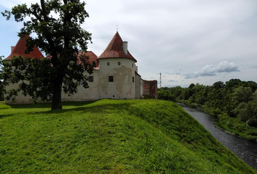 Bauske (lett. Bauska]: Schloss [ehem. Vorburg] über dem Fluss Niemen = Memel [Nemunėlis] (2025)