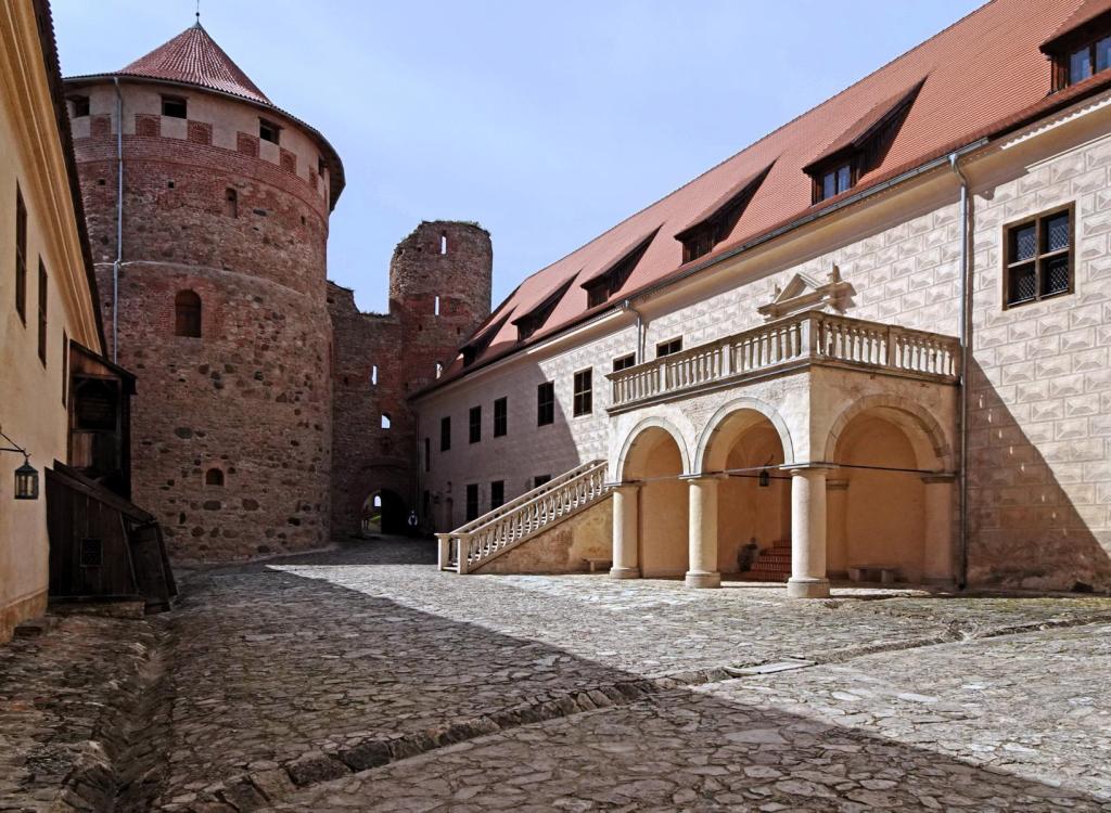 Bauske (lett. Bauska]: Schloss [ehem. Vorburg] und Burg (2025)