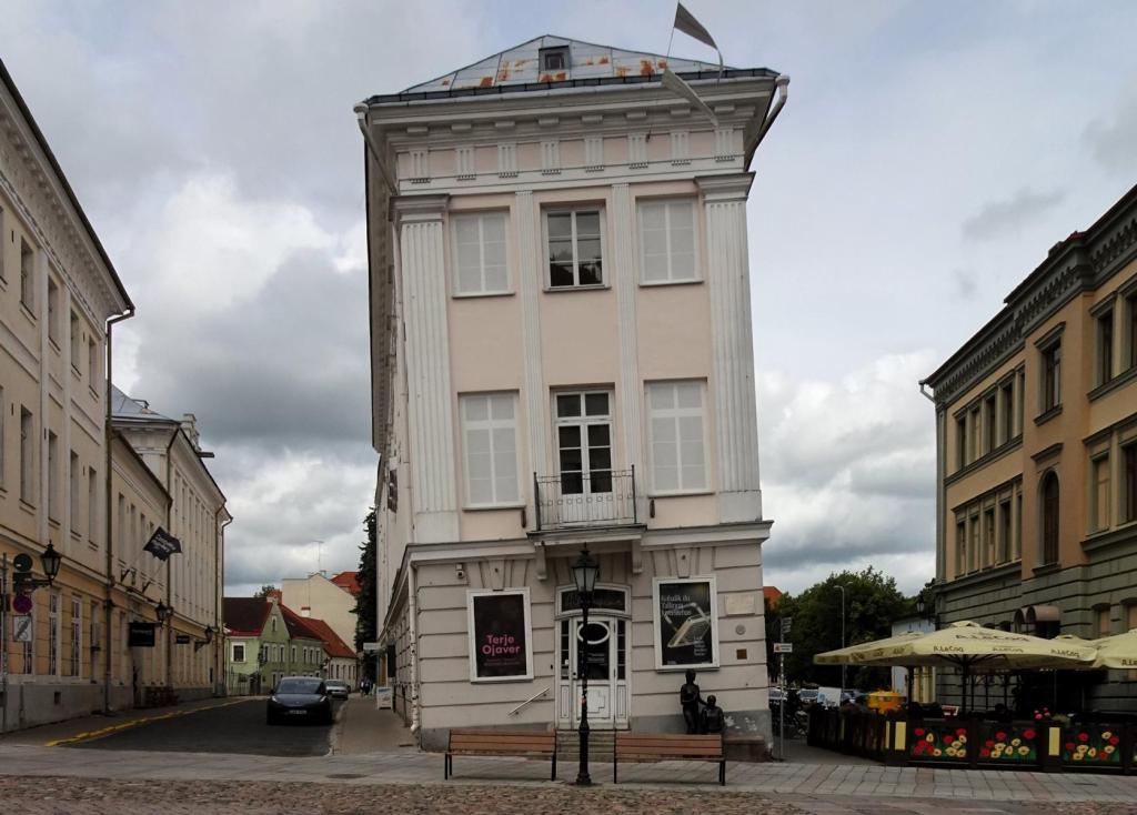 Dorpat [estn. Tartu]: Schiefes Haus (2025)