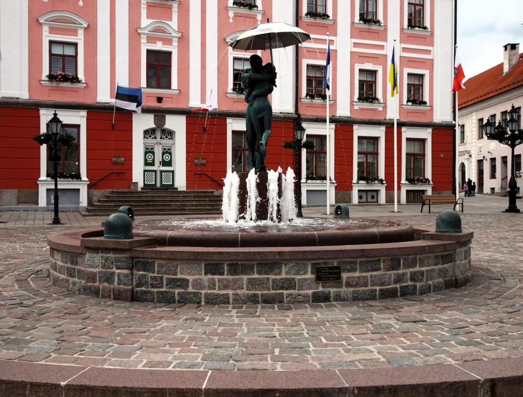 Dorpat [estn. Tartu]: Brunnen "Die küssenden Studenten" (2025)