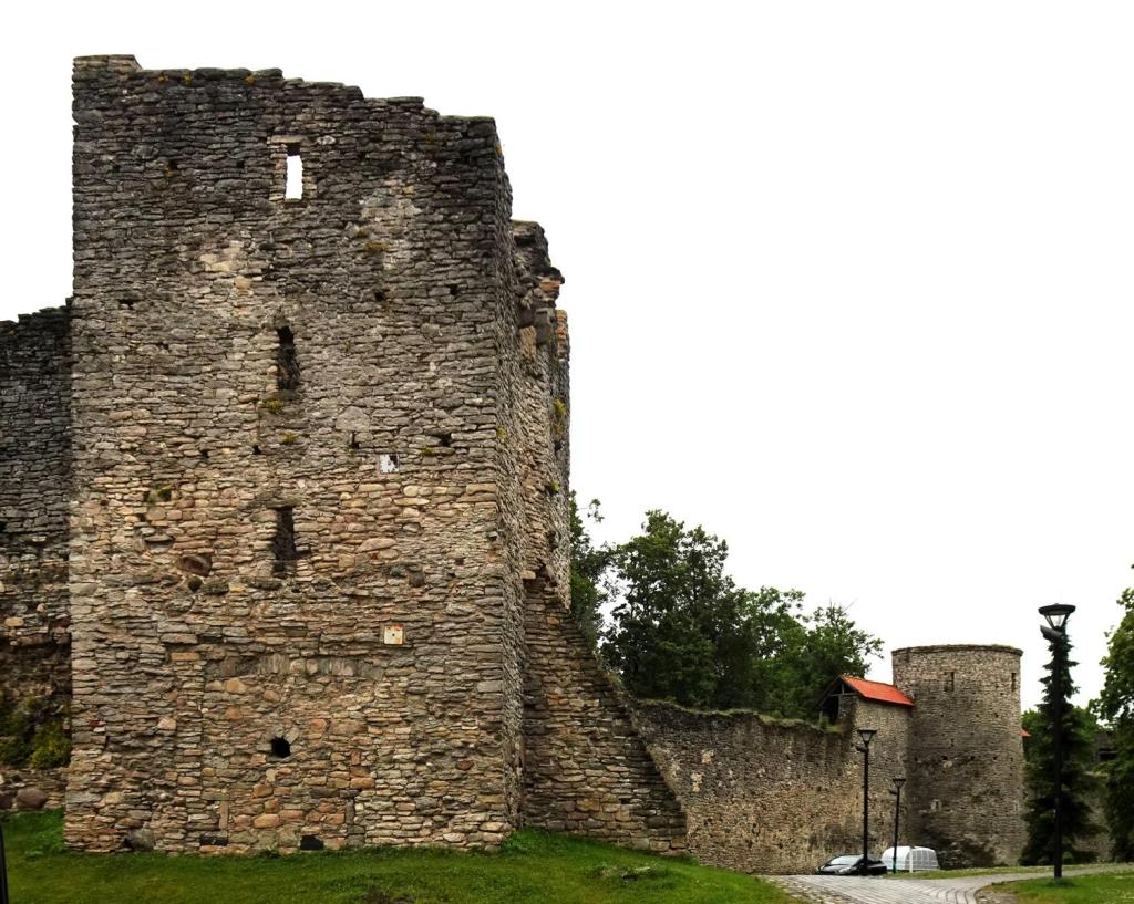 Hapsal [estn. Haapsalu]: Bischofsburg Vorburgmauer (2025)