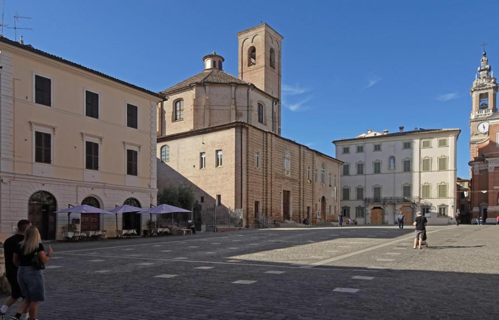 Jesi: Platz Friedrich II., links Palazzo Ghislieri (2025)