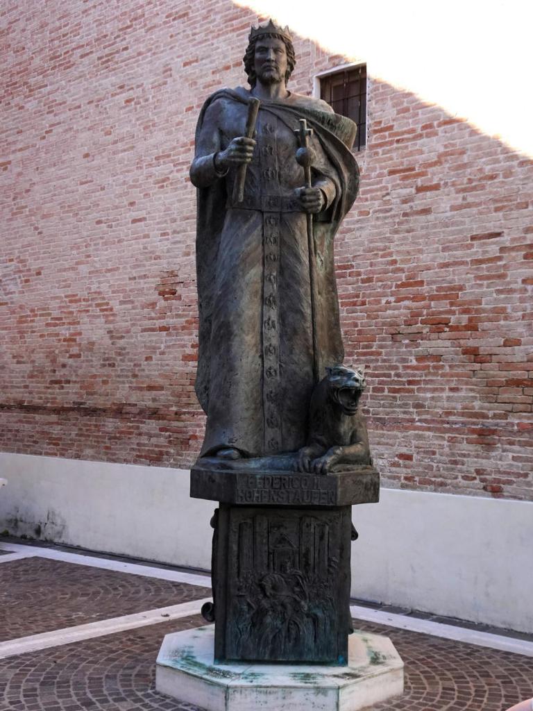 Jesi: Statue Kaiser Friedrichs II. vor dem Museum (2025)