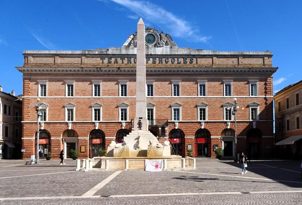 Jesi: Pergolesi-Theater und Löwenbrunnen (2025)