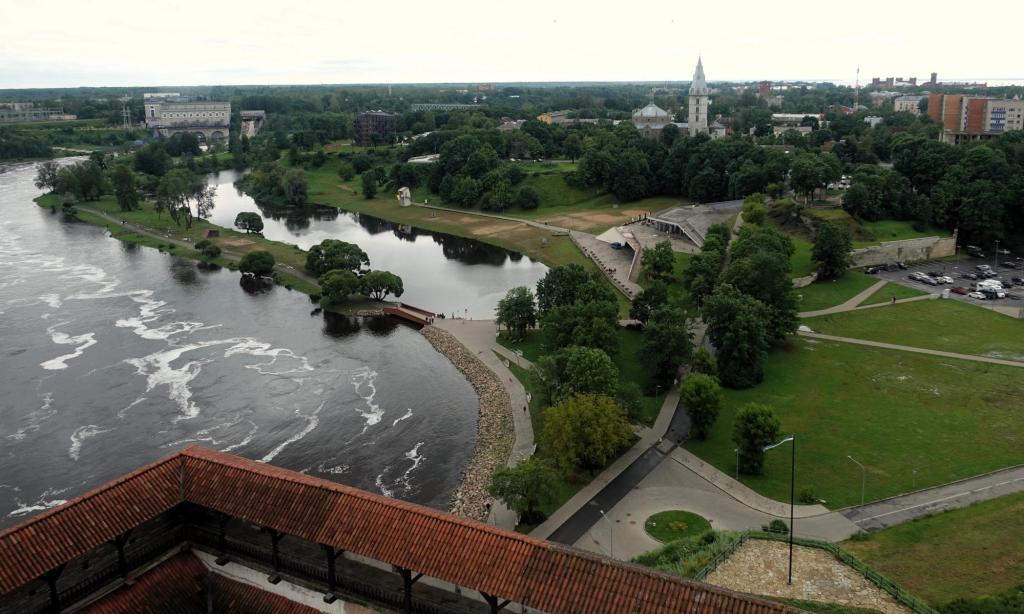 Narwa [estn. Narva]: Blick vom Langen Hermann der Hermannsfeste auf Narwa und den Fluss (2025)