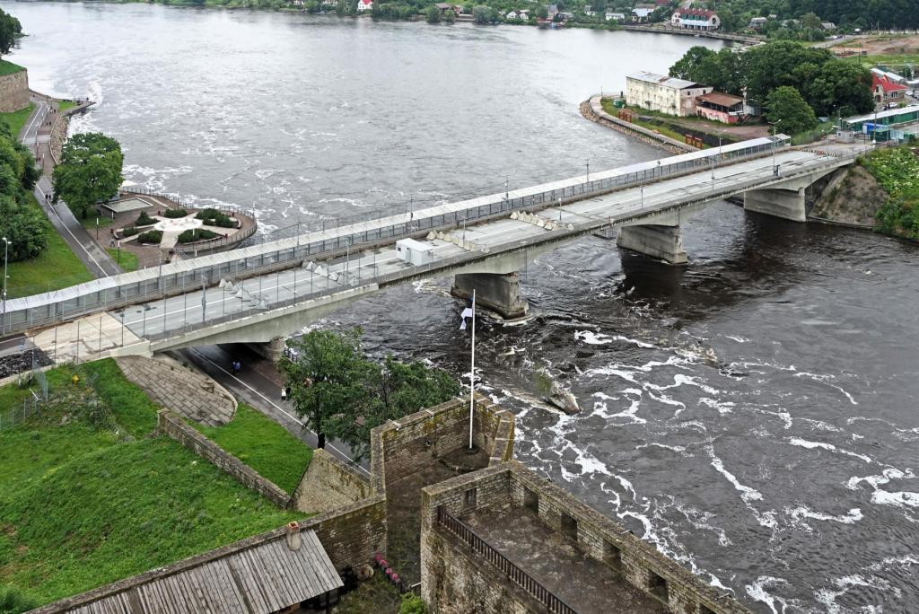 Narwa [estn. Narva]: Grenzbrücke über den Fluss Narwa (2025)