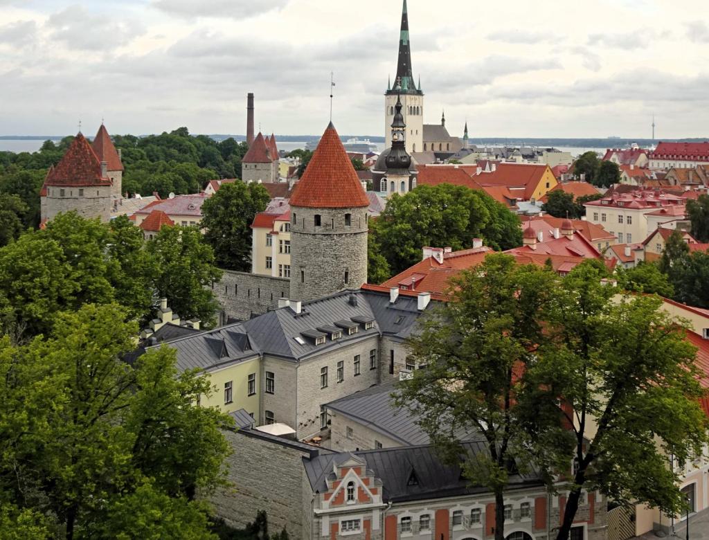 Reval [estn. Tallinn]: Blick vom Domberg nach Nordosten [Stadtmauer + Olaikirche] (2025)