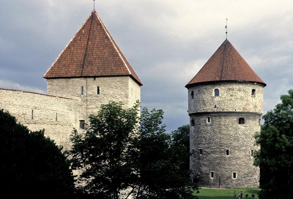 Reval [estn. Tallinn]: Stadtbefestigung, rechts Kiek in de Kök, links Mägdeturm (1986)