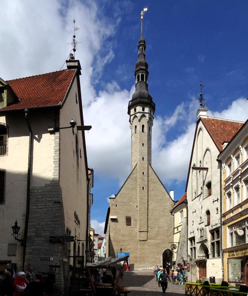 Reval [estn. Tallinn]: Blick zum Rathaus, links Packhaus (2025)