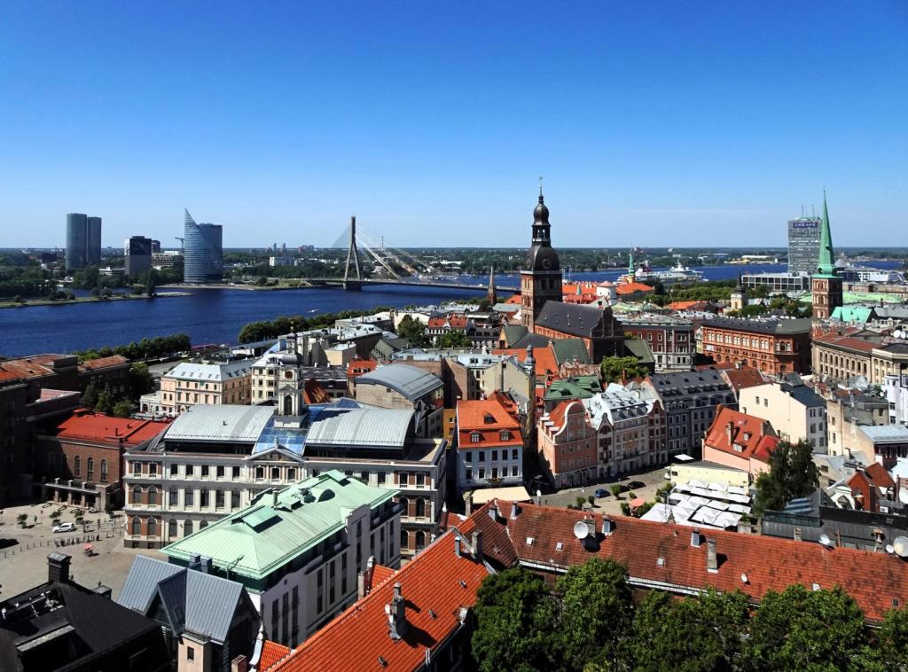Riga: Blick vom Turm der Petrikirche zur Düna und zum Dom (2025)