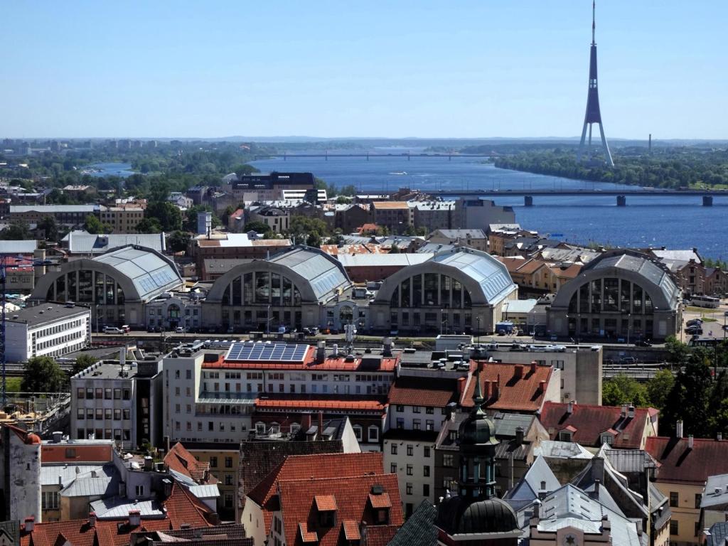 Riga: Blick vom Turm der Petrikirche zu den Markthallen und zum Fernsehturm (2025)