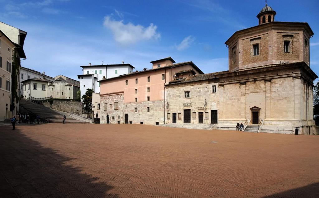 Spoleto: Euphemiakirche [links] und Santa Maria della Manna d'Oro (2025)