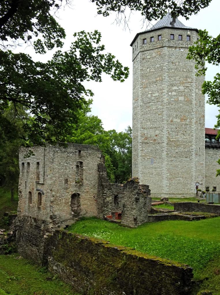 Weißenstein [estn. Paide]: Ordensburg Westtor und Wallturm = Langer Hermann (2025)