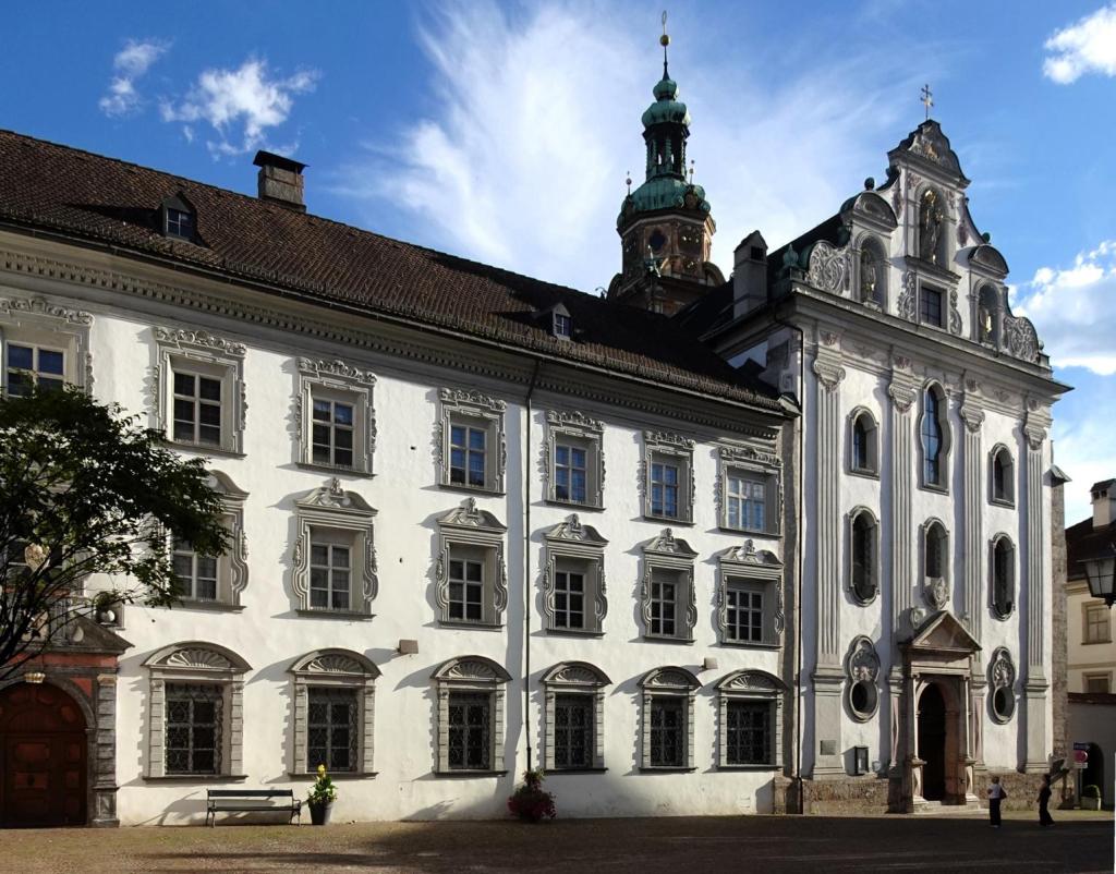 Hall: Damenstift (2025)