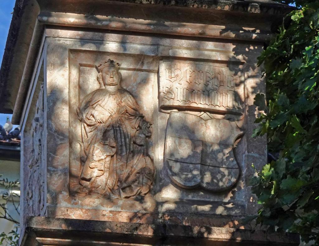 Hall: Herzog Sigmund der Münzreiche mit seinem Wappen auf der Barbarasäule (2025)