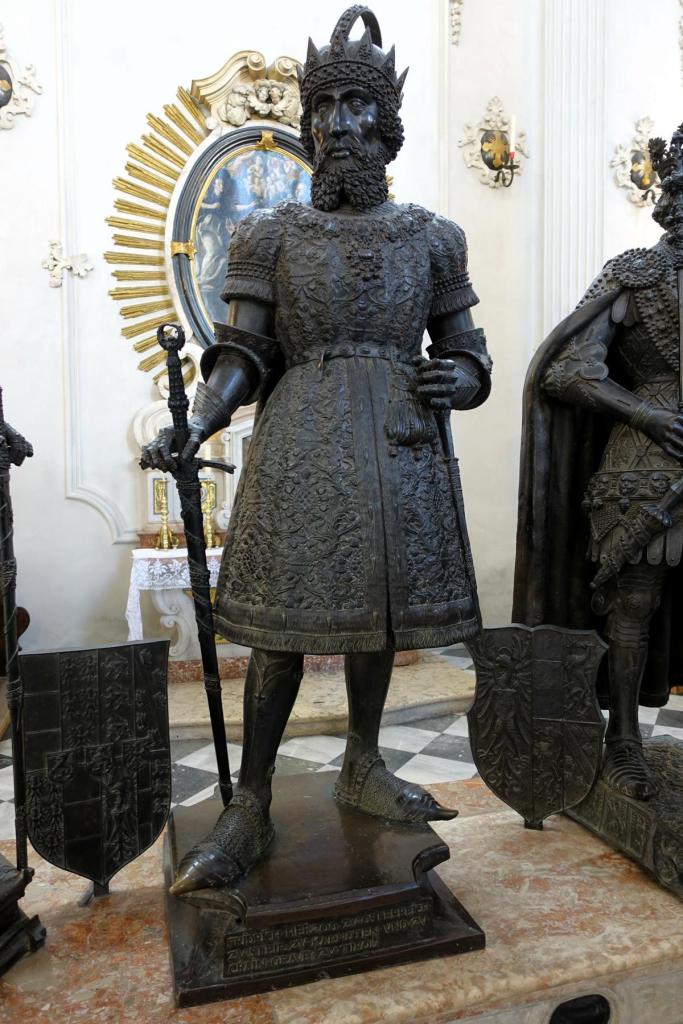 Innsbruck: Hofkirche Grabmal Kaiser Maximilians I. - Statue Herzog Friedrichs IV. "mit der leeren Tasche" (2025)