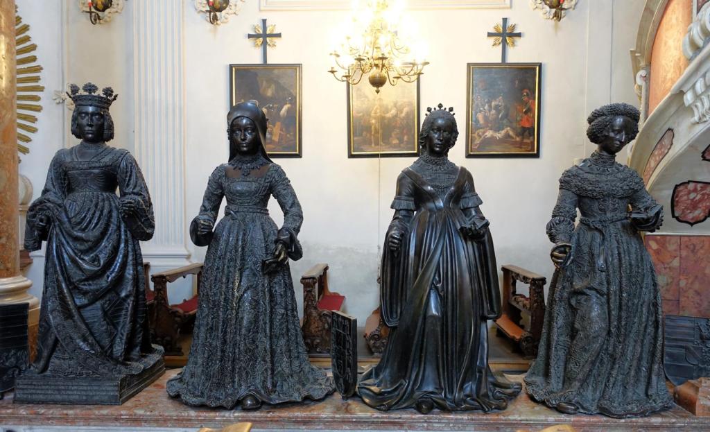 Innsbruck: Hofkirche Grabmal Kaiser Maximilians I. - Statuen Elisabeth von Ungarn, Maria von Burgund, Elisabeth von Görz-Tirol, Kunigunde (2025)