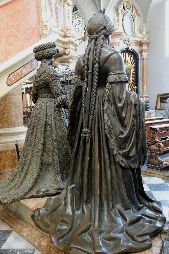 Innsbruck: Hofkirche Grabmal Kaiser Maximilians I. - Rückseiten der Statuen von Kunigunde und Elisabeth von Görz-Tirol (2025)